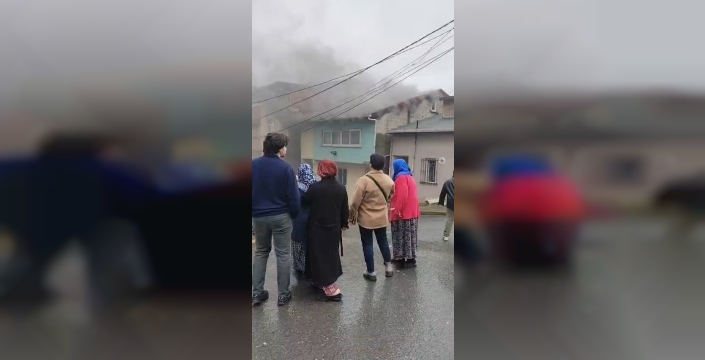 Arnavutköy'de ev alevlere teslim oldu: 2 kişi dumandan etkilendi