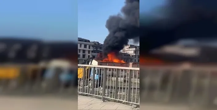 Arnavutköy'de metruk bina alev alev yandı, panik yaşandı