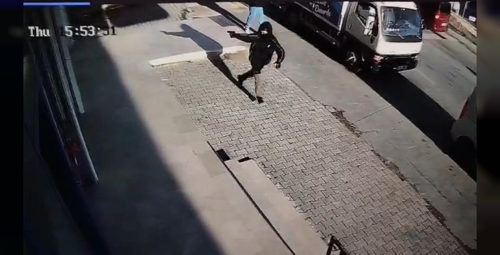 Arnavutköy'de şok anlar: 14 yaşındaki çocuk markete kurşun yağdırdı