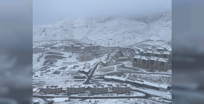 Artvin'de çocuklar yılın ilk karıyla şenlendi