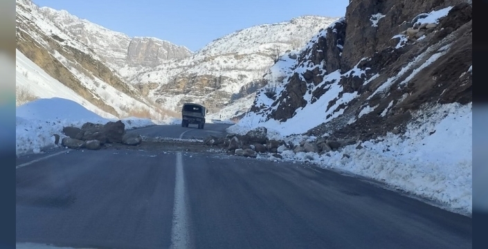 Askerler, Hakkari-Çukurca yolunu kaya temizliğiyle ulaşıma açtı
