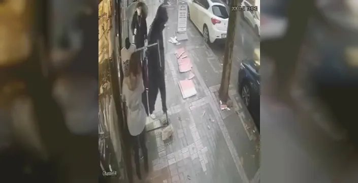 Avcılar'da fırtına nedeniyle binanın çatısından parçalar düştü, mağaza görevlisi son anda kurtuldu