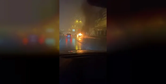Avcılar'da gece yarısı LPG'li otomobil alev alev yandı