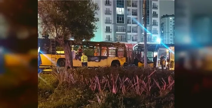 Avcılar'da park halindeki İETT otobüsü alevlere teslim oldu, kullanılamaz hale geldi