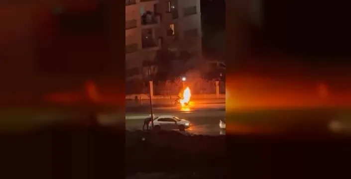 Avcılar'da seyir halindeki motosiklet alev aldı, itfaiye müdahale etti
