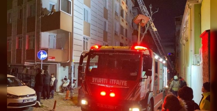 Bahçelievler'de çatı yangını paniği: Alevler komşu binaya sıçradı, can kaybı yok
