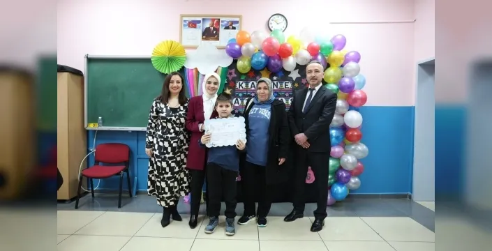Bakan Göktaş, Pençe-Kilit şehidinin oğlunun ilk karne heyecanına ortak oldu