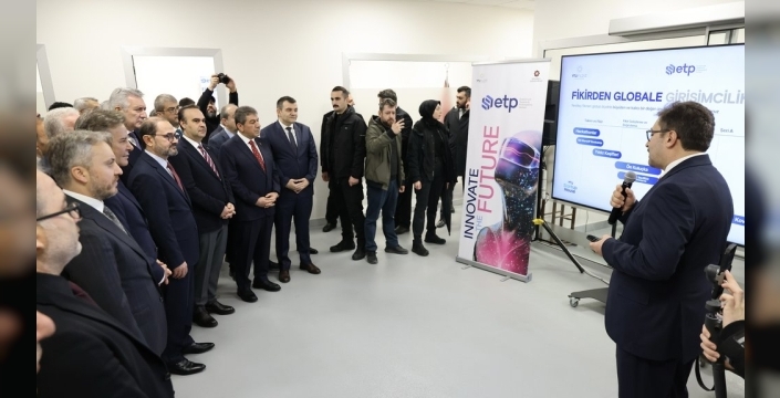Bakan Kacır, İstanbul'da Endüstriyel Tasarım Merkezi'ni ziyaret etti