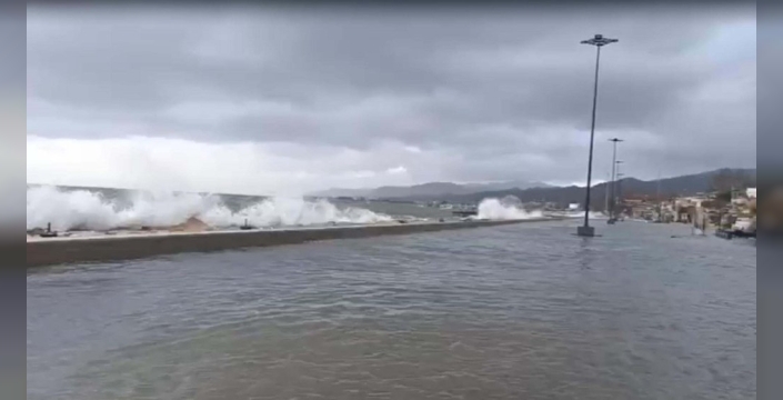 Balıkesir'de lodos paniği: Deniz taştı, kaldırımlar sular altında kaldı