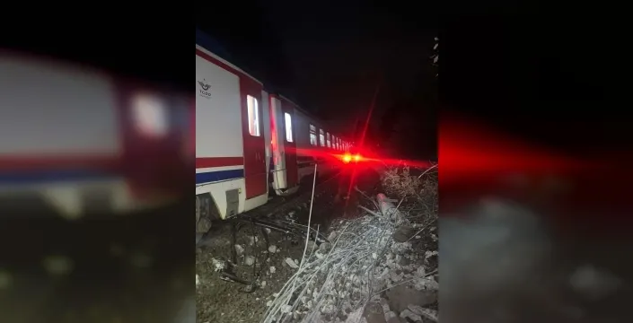 Balıkesir'de raydan çıkan trenin lokomotifi 13 saat sonra yerine yerleştirildi