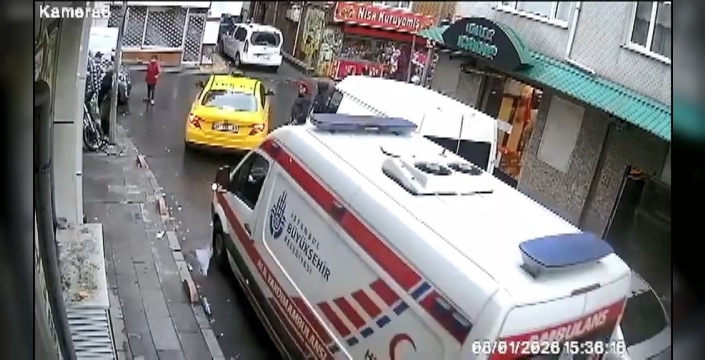 Bayrampaşa'da minik kahraman: Ambulansa yol vermek için trafiği durdurdu