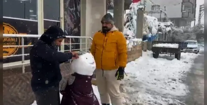 Berber, peruk taktığı kardan adamı tıraş etti