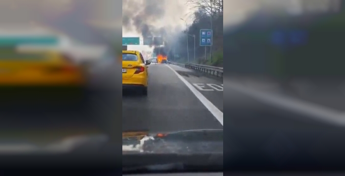 Beşiktaş TEM Otoyolu'nda otomobil alev alev yandı, sürücü son anda kurtuldu