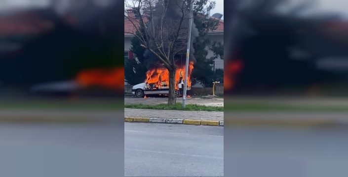 Beylikdüzü'nde park halindeki araç alev alev yandı, anlar kamerada