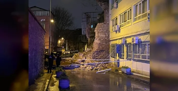 Beyoğlu'nda metruk binanın duvarı gece yarısı çöktü, o anlar kamerada