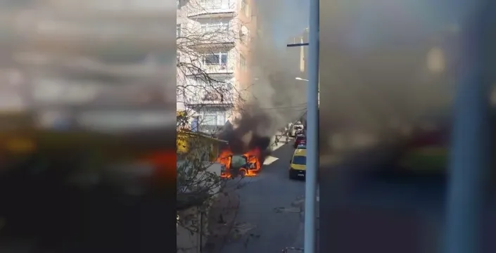 Beyoğlu'nda seyir halindeki araç alev alev yandı, itfaiye müdahalesiyle yangın kontrol altına alındı