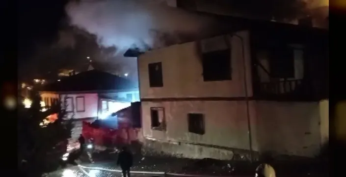 Beypazarı'nda çıkan yangında 6 ev küle döndü, 1 itfaiye eri yaralandı