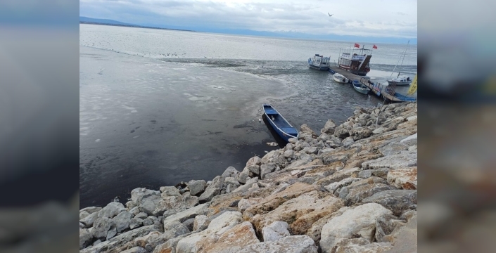 Beyşehir Gölü dondu, tekneler hareketsiz kaldı