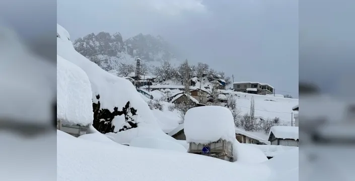Beytüşşebap, 2 metreyi bulan karın altında beyaza büründü