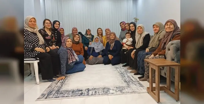 Bilecik'te AK Partili kadınlar, ameliyat sonrası Başkan Tekin'e sürpriz ziyaretle dayanışma mesajı verdi