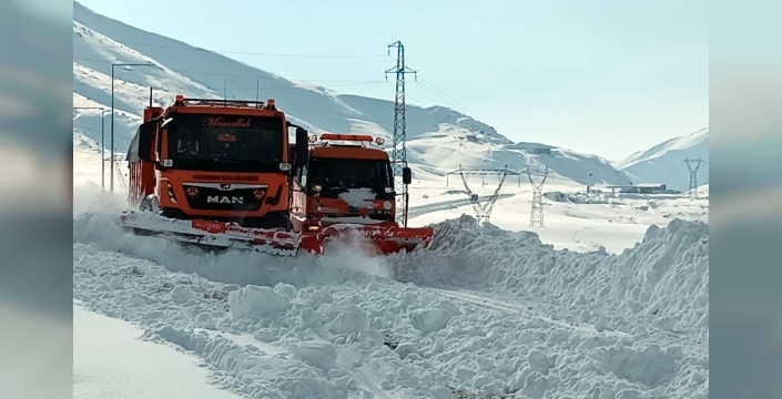 Bitlis'te 85 köy yolu ulaşıma açıldı, buz sarkıtları tehlike oluşturuyor