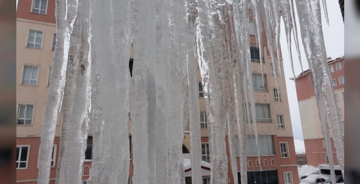 Bitlis'te çatılardaki buz sarkıtları 5 metreyi aştı, tehlike uyarısı yapıldı