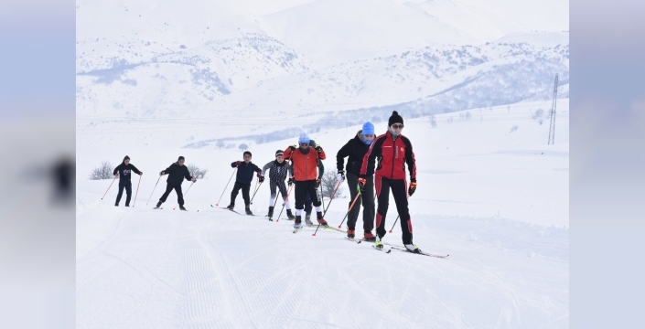 Bitlis'te kayakçılar eksi 15 derecede yarışlara hazırlanıyor