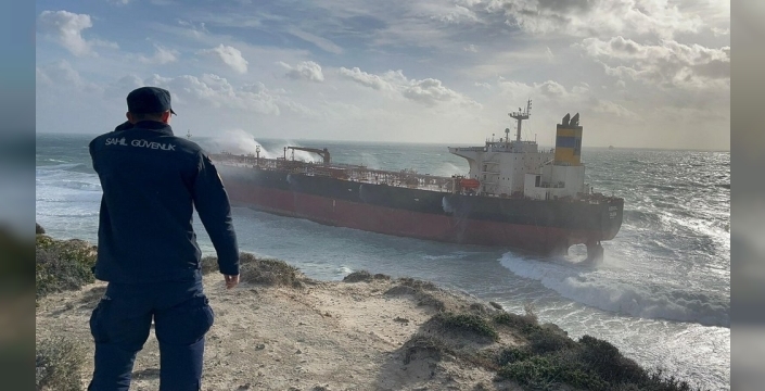 Bozcaada açıklarında fırtınada sürüklenen tanker karaya oturdu