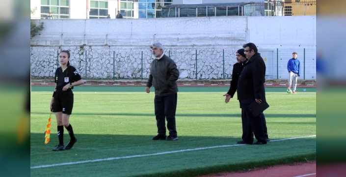 Burdur'da amatör maçta hakeme yürüyen teknik direktör ve futbolcular kırmızı kart gördü