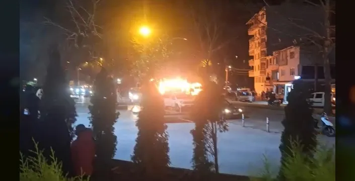 Bursa'da barakada başlayan yangın, araçları küle çevirdi: Minibüs kullanılamaz hale geldi