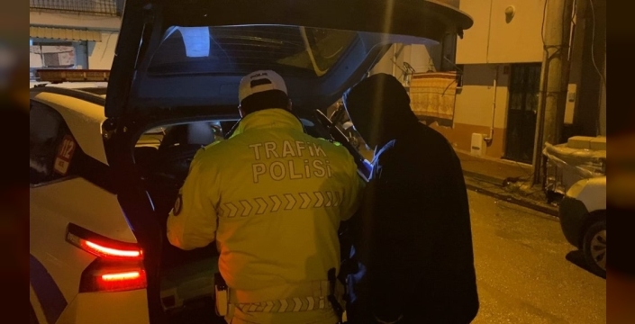 Bursa'da 'dur' ihtarına uymayan sürücü, 10 kilometrelik kovalamacanın ardından çıkmaz sokakta yakalandı