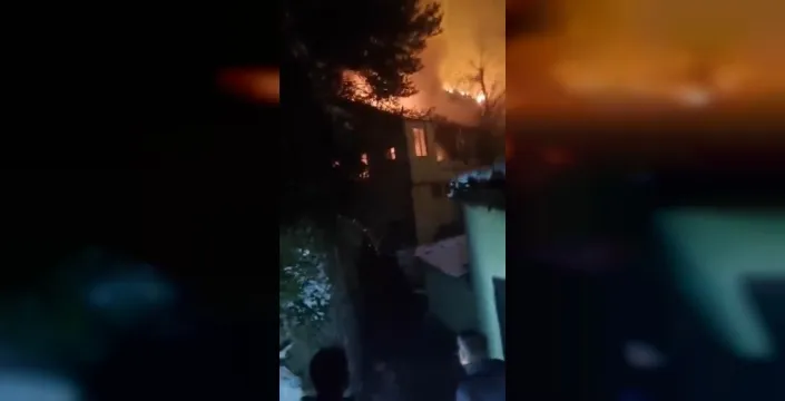 Bursa'da gece yarısı alevler mahalleyi sardı: Metruk binalar da küle döndü!