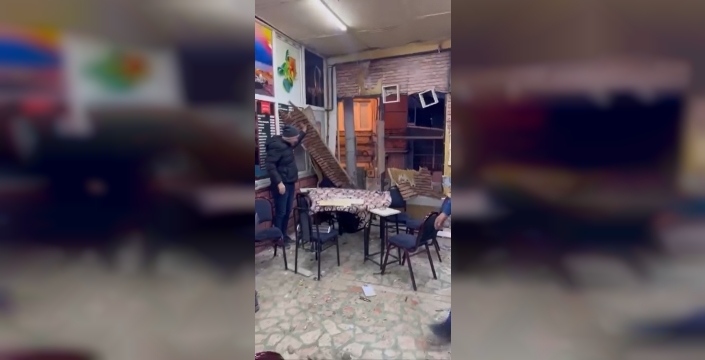 Bursa'da lodos hayatı felç etti: Tabelalar devrildi, motosiklet otomobilin üzerine uçtu