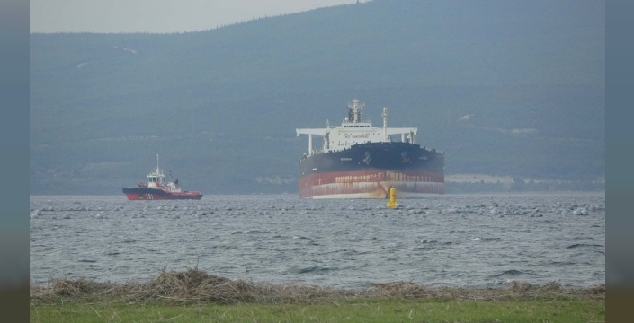 Çanakkale Boğazı'nda Mozambik tankeri jeneratör arızası yaptı, römorkörler devrede