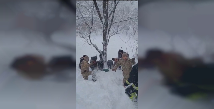 Çatak'ta çığ faciası: Kadın yaralı kurtarıldı, 20 ev boşaltıldı