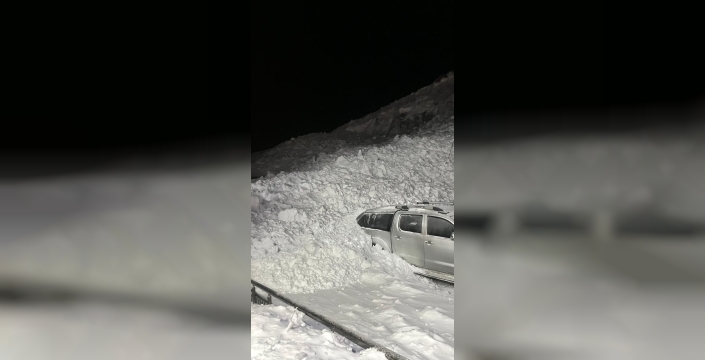 Çatak’ta gece yarısı dehşeti: Çığ düştü, araçlar kar altında kaldı!