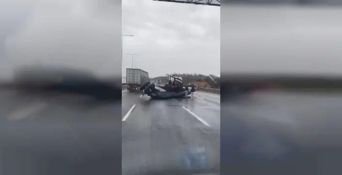 Çekmeköy'de kamyonetin çektiği tekne yola düştü, trafik yoğunluğu yaşandı