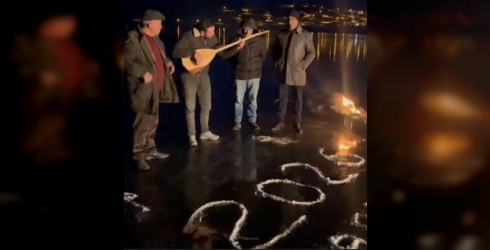 Çıldır Gölü'nün buzlu yüzeyinde kaz ziyafetiyle yeni yıla coşkulu giriş