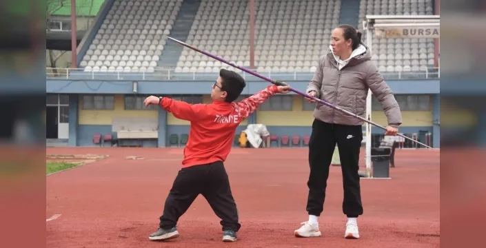 Cirit atarken 1 metre uzunluğundaki ciritle Avrupa ikincisi olan Ahmet'in olimpiyat hayali
