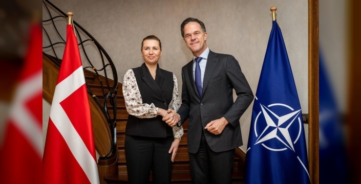 Danimarka Başbakanı Frederiksen, Grönland'da kritik görüşmeler için yola çıktı