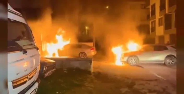 Darıca'da park halindeki otomobil ve cip alev alev yandı
