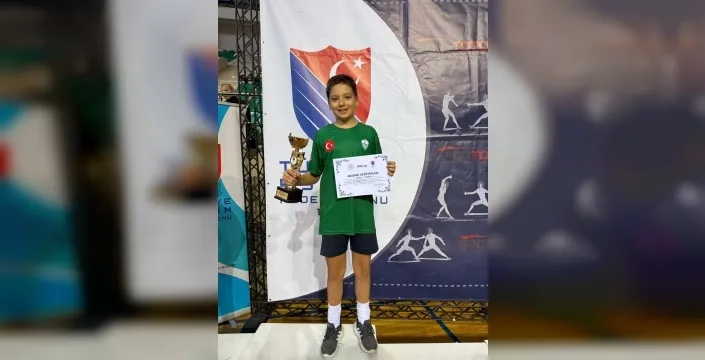 Demir Çırpan, eskrimdeki başarılarıyla dikkat çekiyor