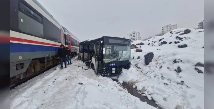Diyarbakır'da tren, hemzemin geçitte otobüse böyle çarptı: 1 yaralı!