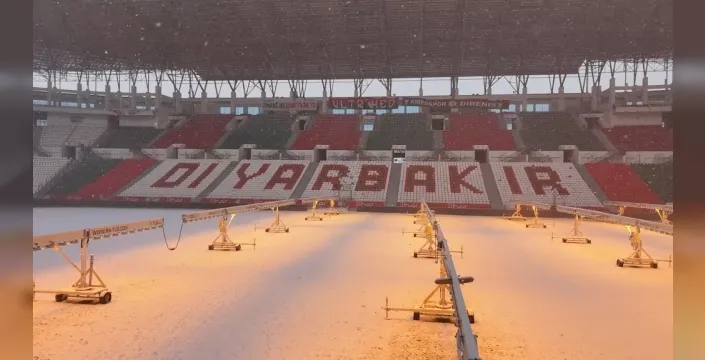 Diyarbakır Stadyumu'nda çimler, yapay güneş ışığıyla dona karşı korunuyor