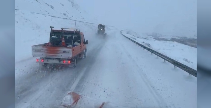 Doğu Anadolu'da kar hayatı felç etti: TIR'lar Erzincan'da mahsur kaldı, Tendürek'te geçitler kapandı