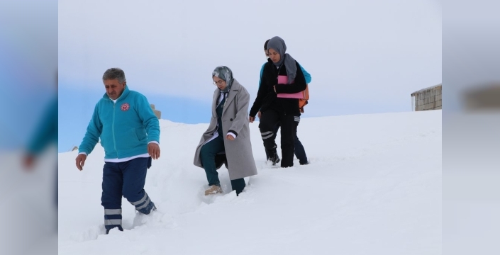 Dondurucu soğukta doktor Didem, 1,5 metre karda hastalara ulaşıyor