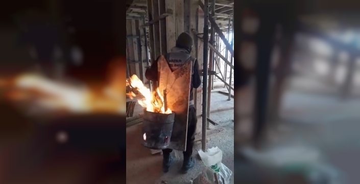 Dondurucu soğukta sırtında ateş taşıyarak çalışan işçi şaşırttı