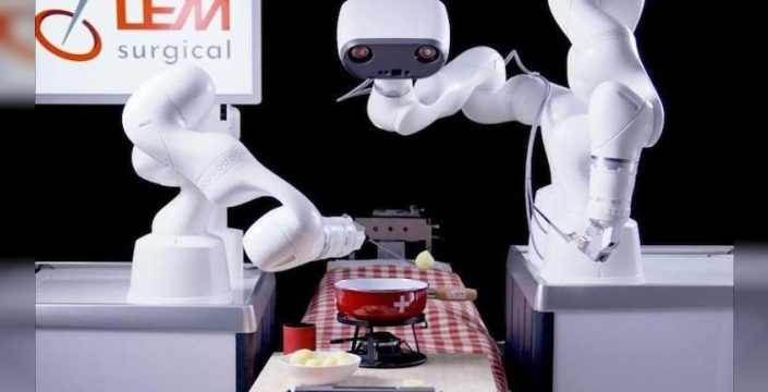 Dünyanın ilk cerrahi insansı robotu omurilik ameliyatı yapabilecek