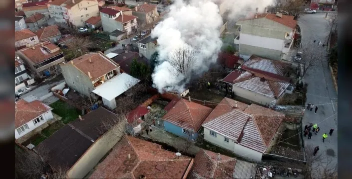 Edirne'de tek katlı evin müştemilatı alevlere teslim oldu