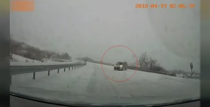 Elazığ'da karlı yolda kontrolden çıkan araç, şok edici savrulma anları kamerada